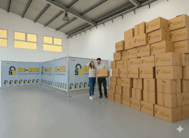 Scatole nuove, pluriball e nastro su tavolo da imballo