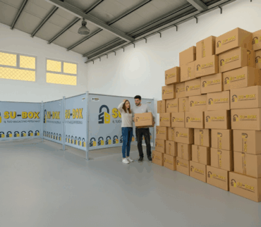 Scatole nuove, pluriball e nastro su tavolo da imballo