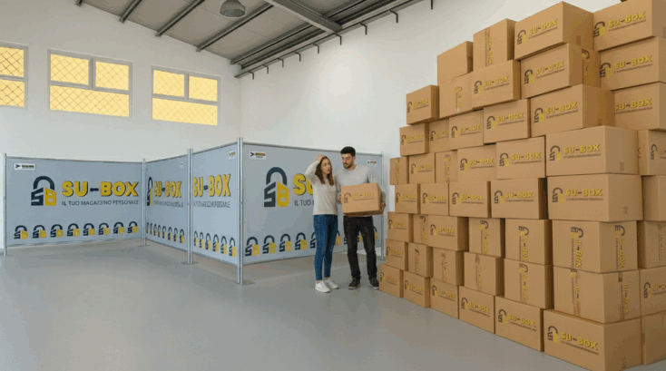 Scatole nuove, pluriball e nastro su tavolo da imballo