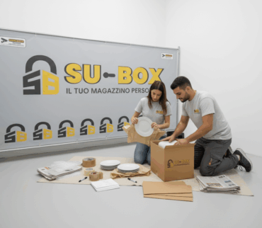 Interno di un box piccolo ordinato con scatole etichettate