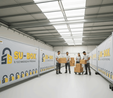 Cliente che firma contratto con operatore al desk