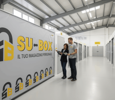 Famiglia che sistema scatole in un box medio