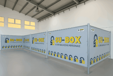 Documento assicurativo con chiavi e lucchetto su tavolo