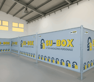 Documento assicurativo con chiavi e lucchetto su tavolo