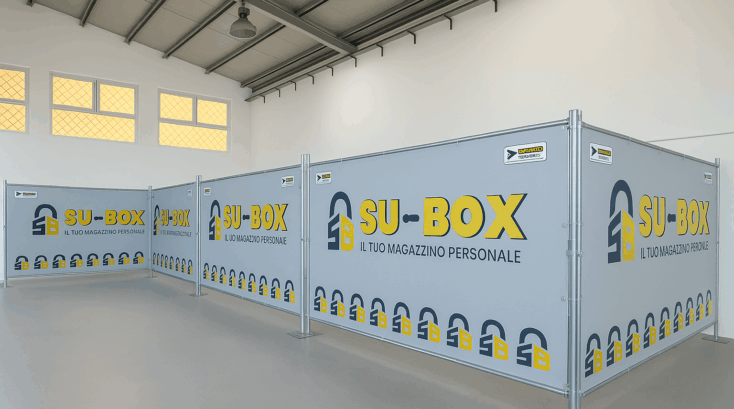 Documento assicurativo con chiavi e lucchetto su tavolo