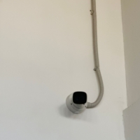 Telecamera dome e sensori su corsia di magazzino